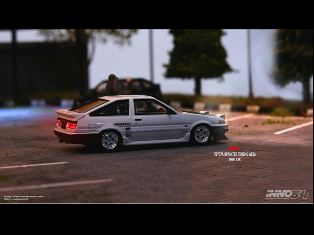 1:64 INNO64 Toyota Sprinter Trueno AE86 Drift Car White with Green Carbon Fiber Hood Special EdItion IN64-AE86T-DC