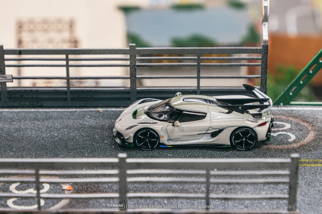 1:64 Tarmac Works Koenigsegg Jesko Attack with Trading Card White Limited Edition T64G-TL052-WH